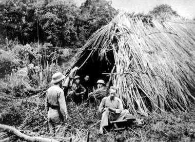 Hồ Chủ Tịch làm việc trước lều dựng tạm trên đường đi Chiến dịch Biên giới năm 1950. (ảnh tư liệu)